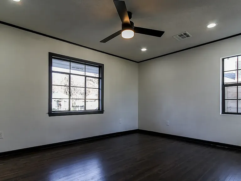 608 E Zion St — Photo 4