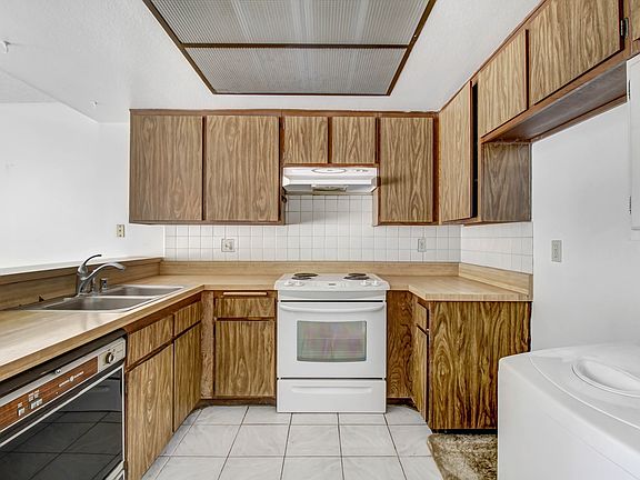 3rd image of 979 S Mountain Ave