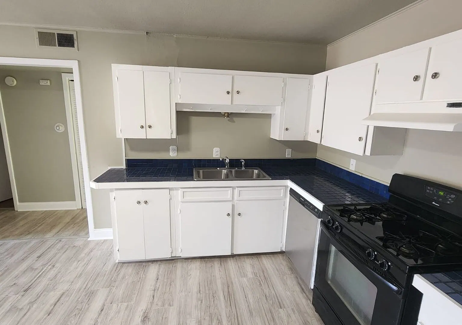 1304 Summit St — Photo 3