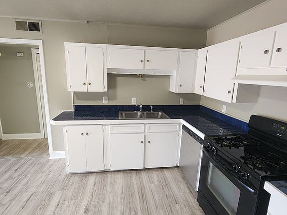3rd image of 1304 Summit St APT 206