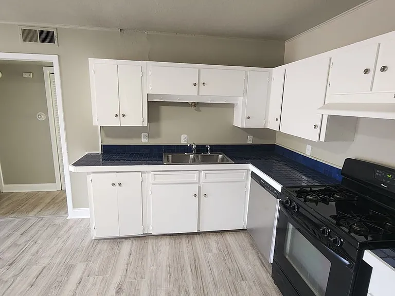 1304 Summit St #206 — Photo 3