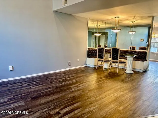 116 Wellington Ct — Photo 2
