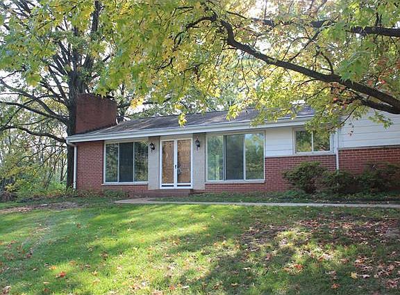 2nd image of 9446 Oakwood Manor Ln