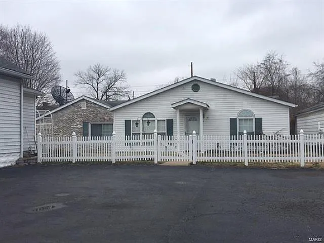 3506 Falling Springs Rd photo 1