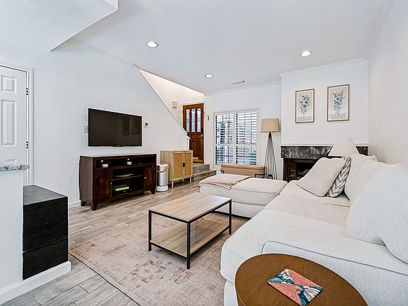 5th image of 4130 Wycliff Ave #104