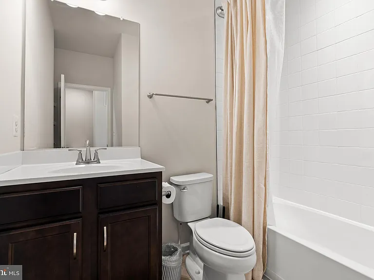 7713 Presidential Pkwy — Photo 21