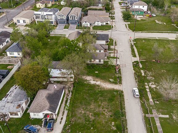 2nd image of 3616 Farmer St