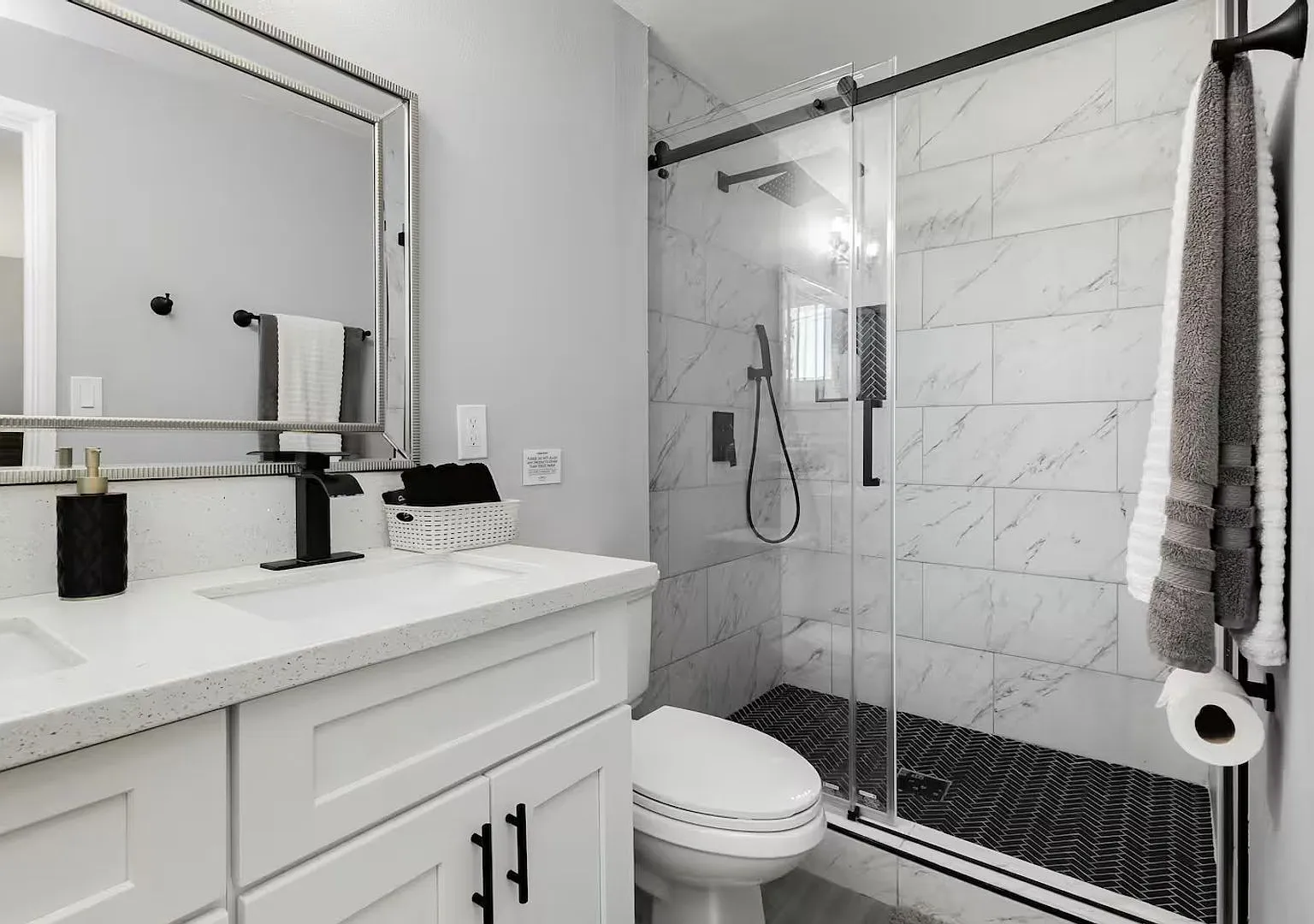Move-In Ready 3-Bedroom Home in Prime Central Las Vegas — Photo 4