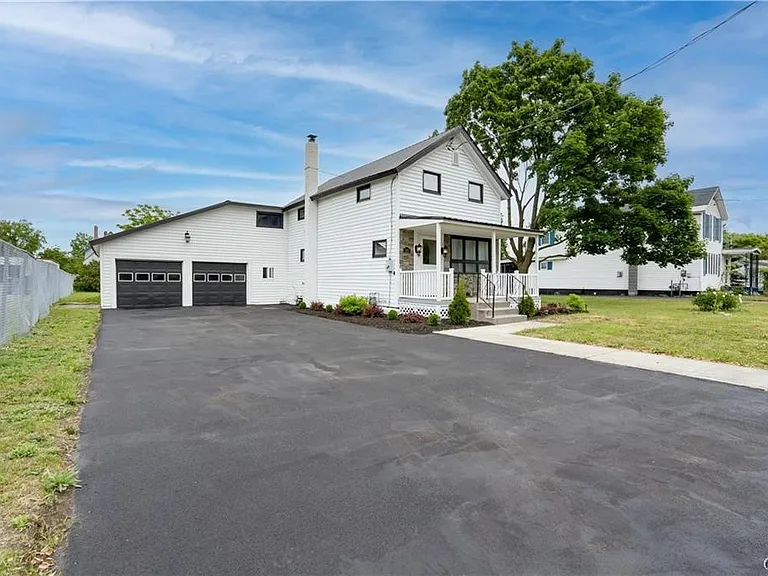 822 Lawrence St — Photo 2