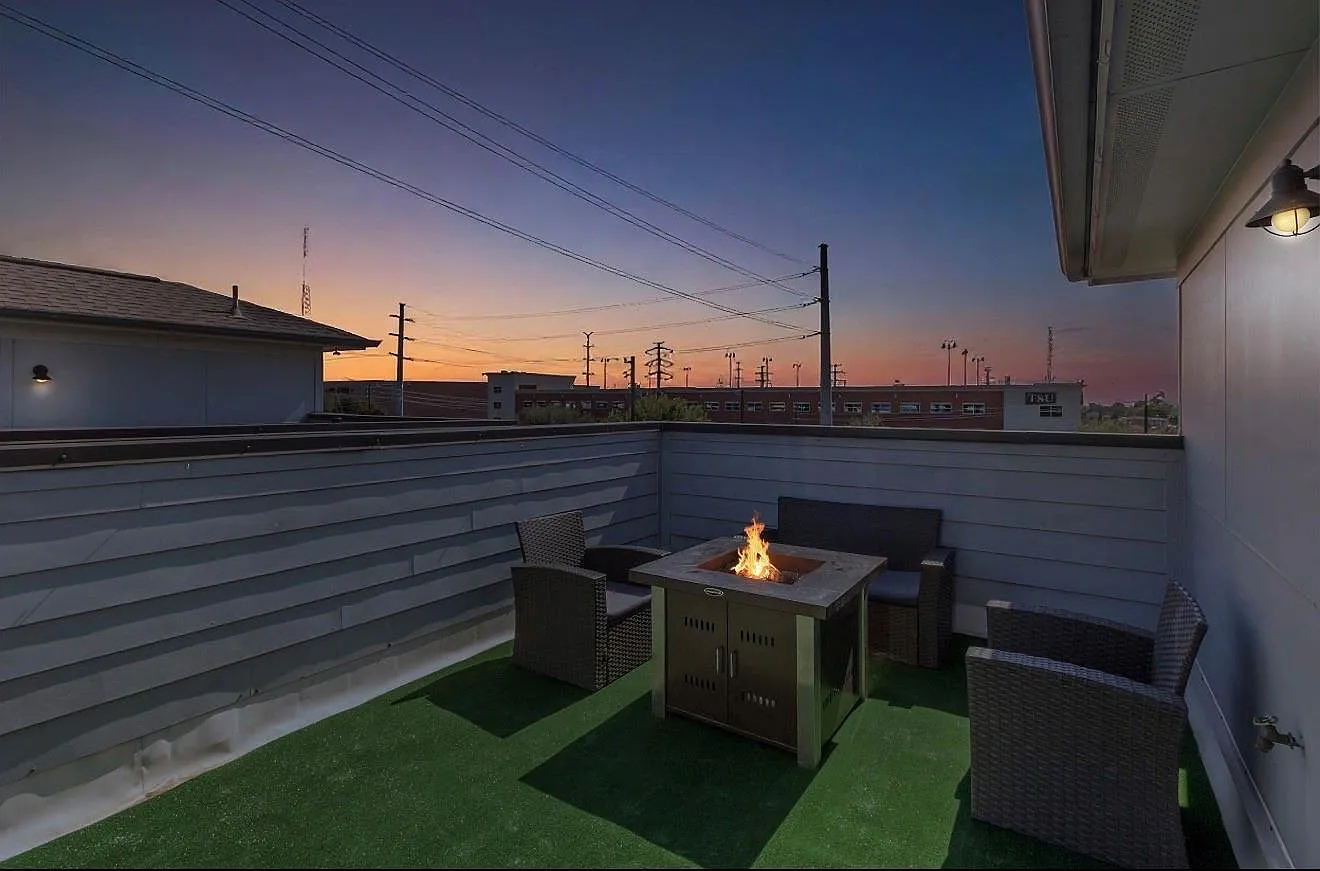 3 bed, 3.5 bath, 2090 sqft, $2,600 — Photo 1