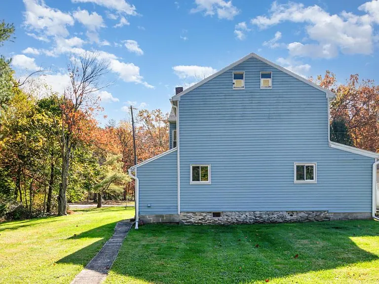 215 Pine Grove Rd — Photo 18