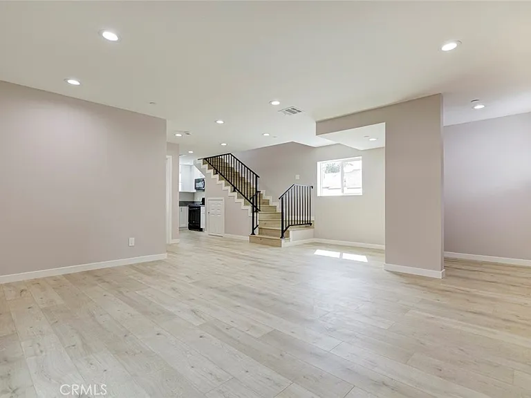 15557 Wyandotte St — Photo 4