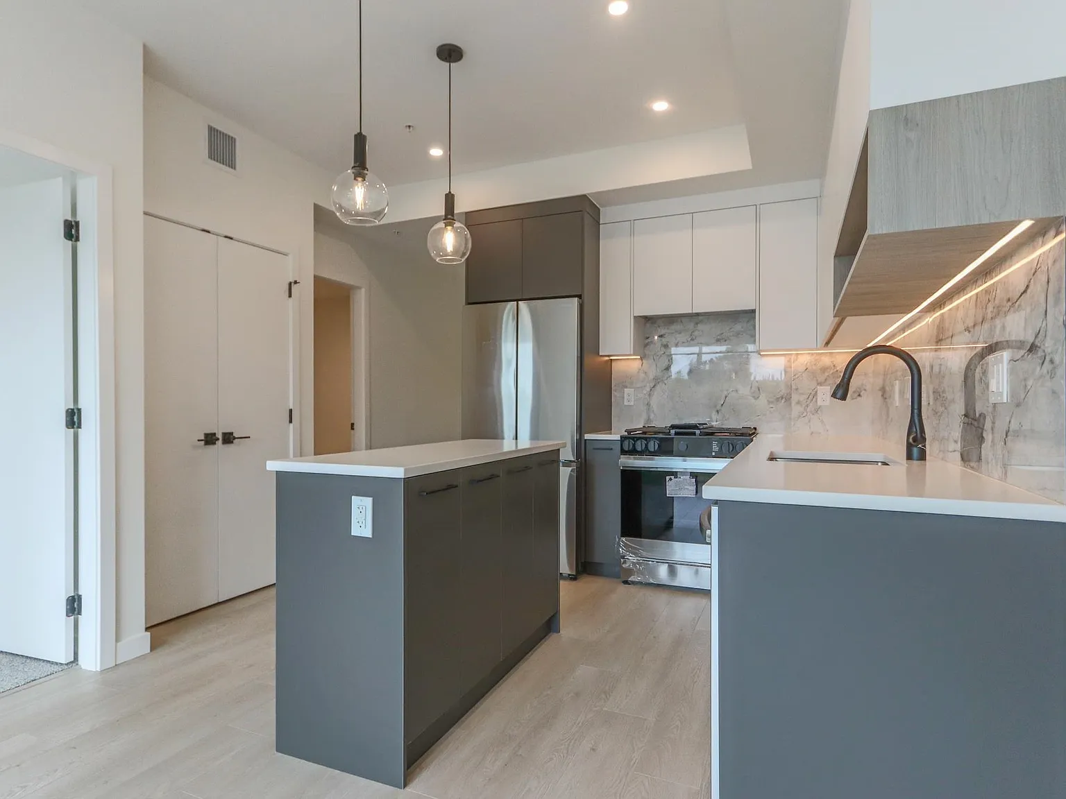 2 bed, 688 sqft, $1,850 — Photo 2