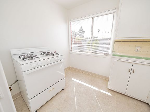 5th image of 2526 Ivy Dr #2526B