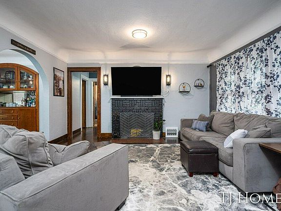 2nd image of 2141 Oakwood Ave NE