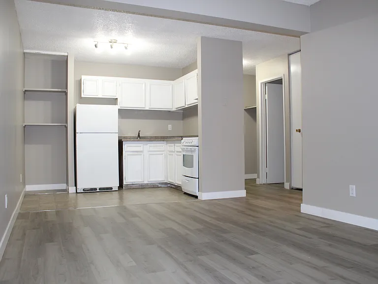 14 Assiniboine Dr — Photo 1