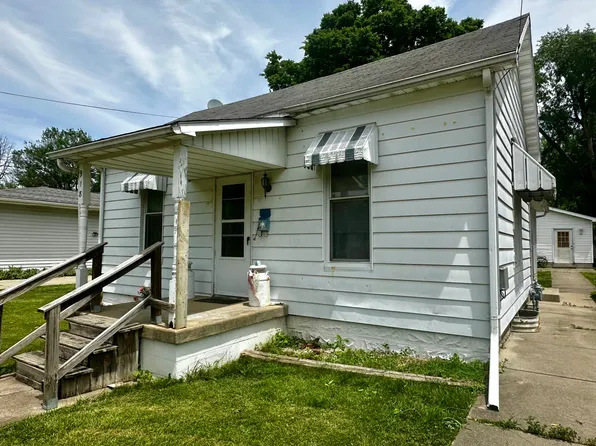 918 N Elizabeth St, Clinton, IL 61727