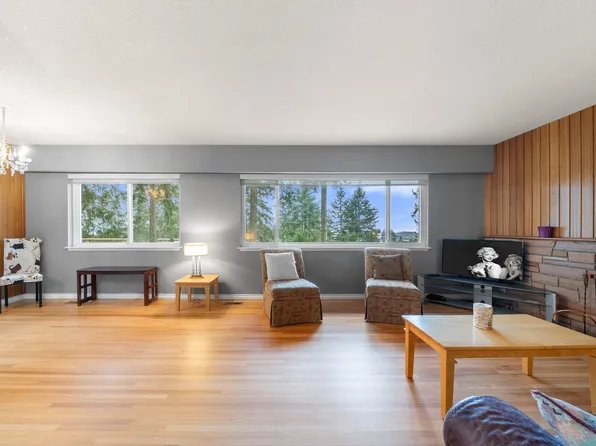 479 E 29th St, North Vancouver, BC V7N 1E2