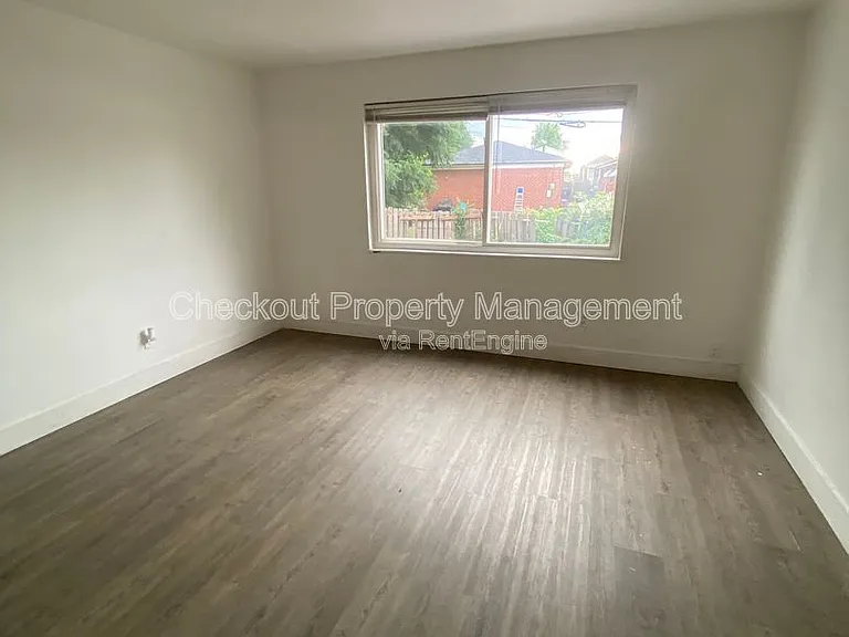 813 Courtois St — Photo 4