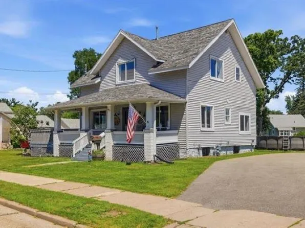 427 5th St, Waupaca, WI 54981