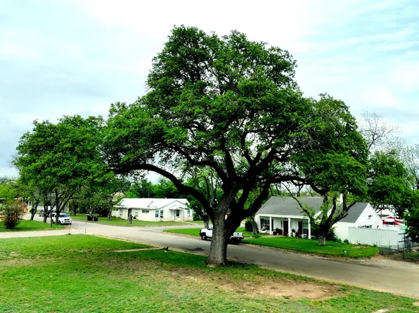 1304 S High St, Brady, TX 76825