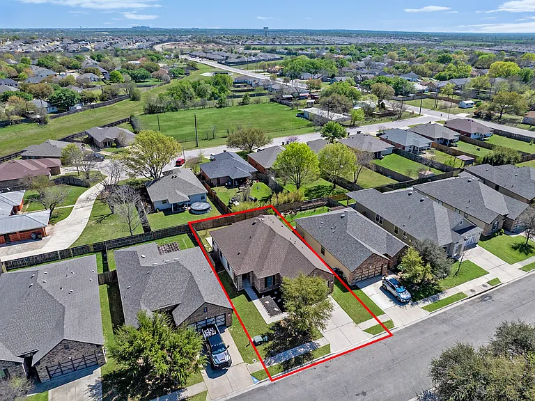 1214 Lonesome Oak Dr — Photo 3