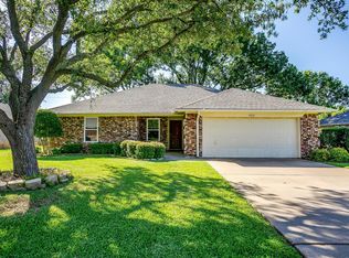 555 Meadowbrook Dr, Burleson, TX 76028