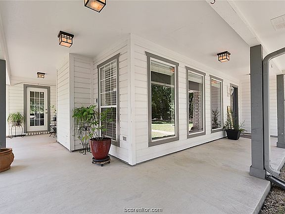 3rd image of 462 Shady Creek Dr