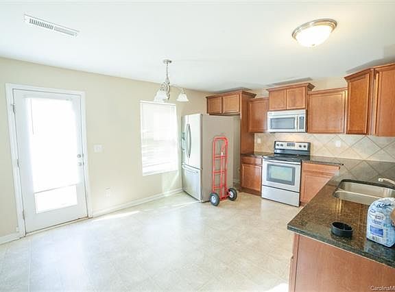 5th image of 6061 Shamrock Green Dr