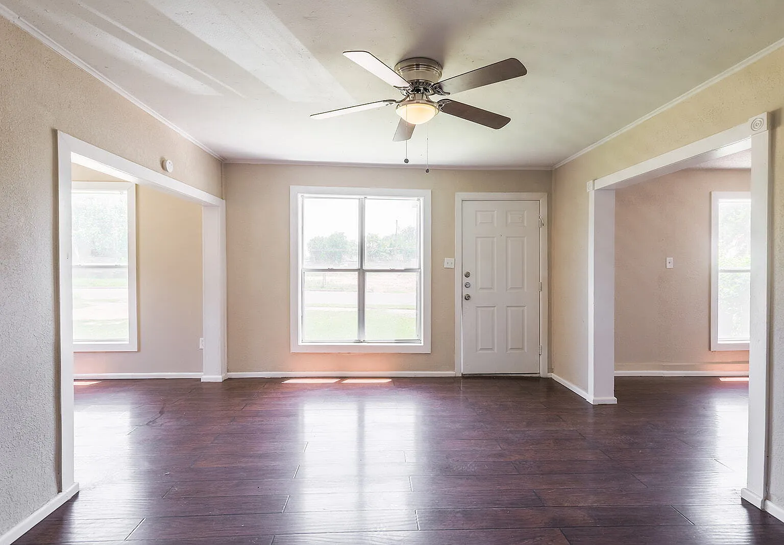 3 bed, 2.0 bath, 1340 sqft, $1,050 — Photo 2