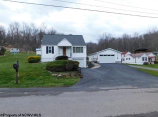 298 Deegan Lake Dr, Bridgeport, WV 26330