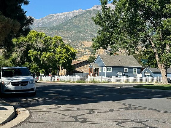 4th image of 909 N Garden Dr