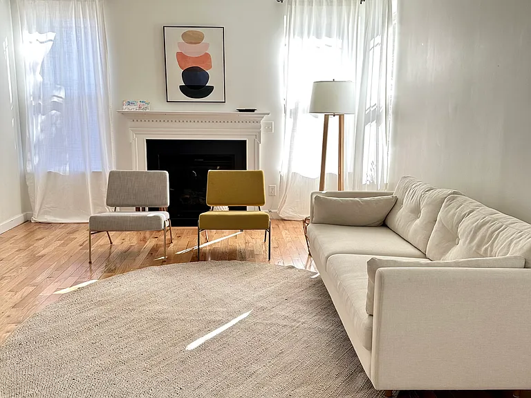 1820 Pear Tree Ln — Photo 1
