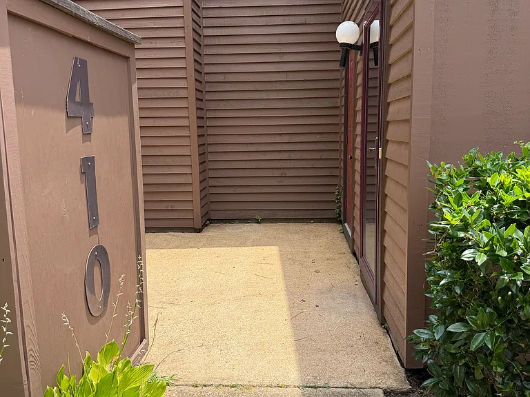 410 Abbotsleigh Ct — Photo 2