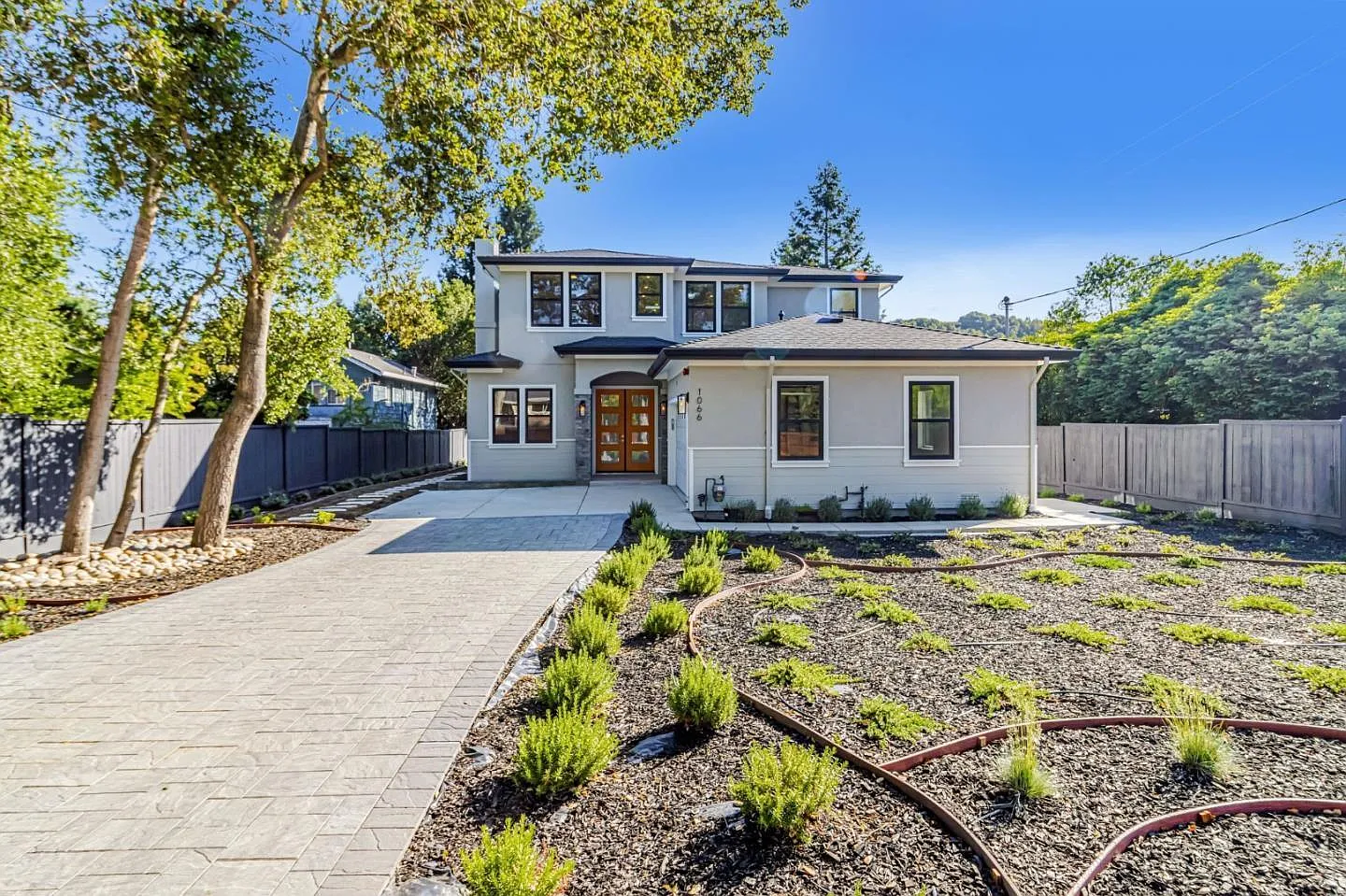 1066 Larch Ave photo 1