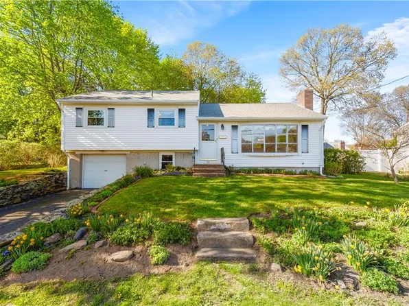54 Glenwood Dr, North Kingstown, RI 02852