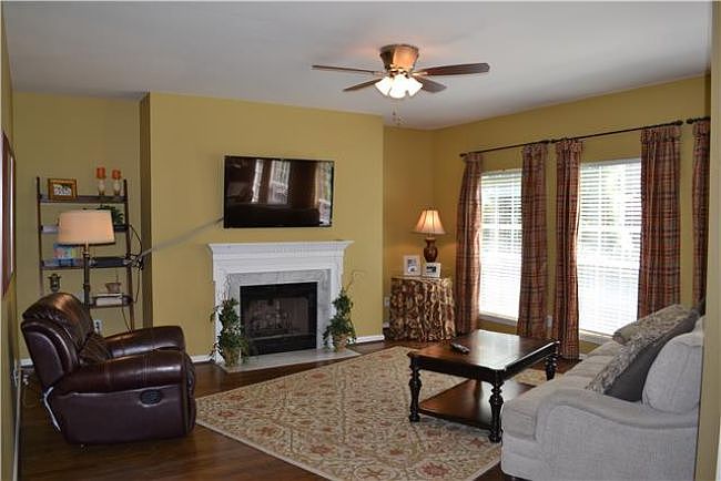 2nd image of 601 Meadow Glen Ct