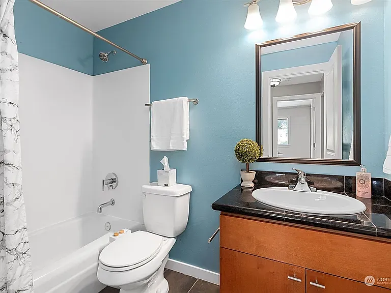 2 bed, 829 sqft, $2,400 — Photo 2