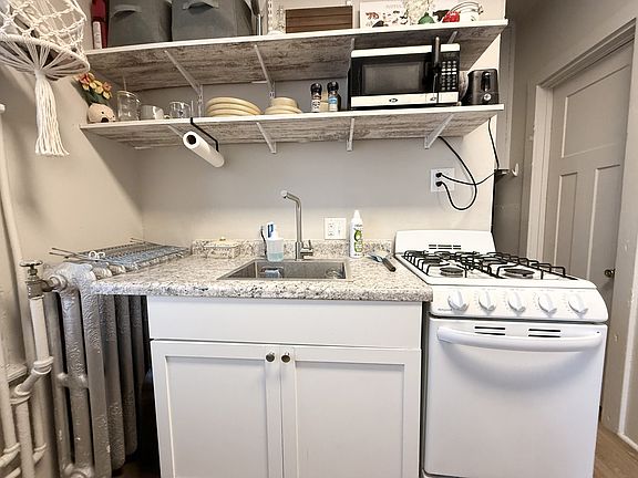 4th image of 221-223 N Pinckney St #221-2R