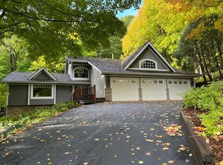 18977 Carsonwood Rd, Wayzata, MN 55391