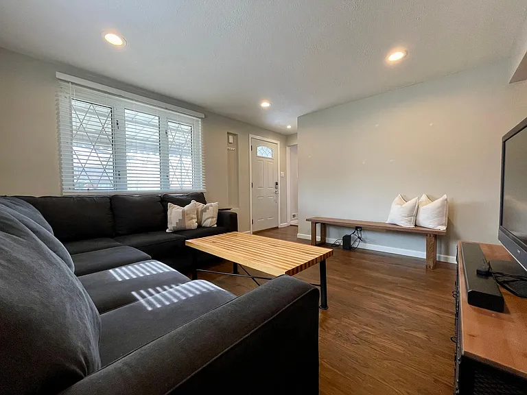 111 Knox St — Photo 6