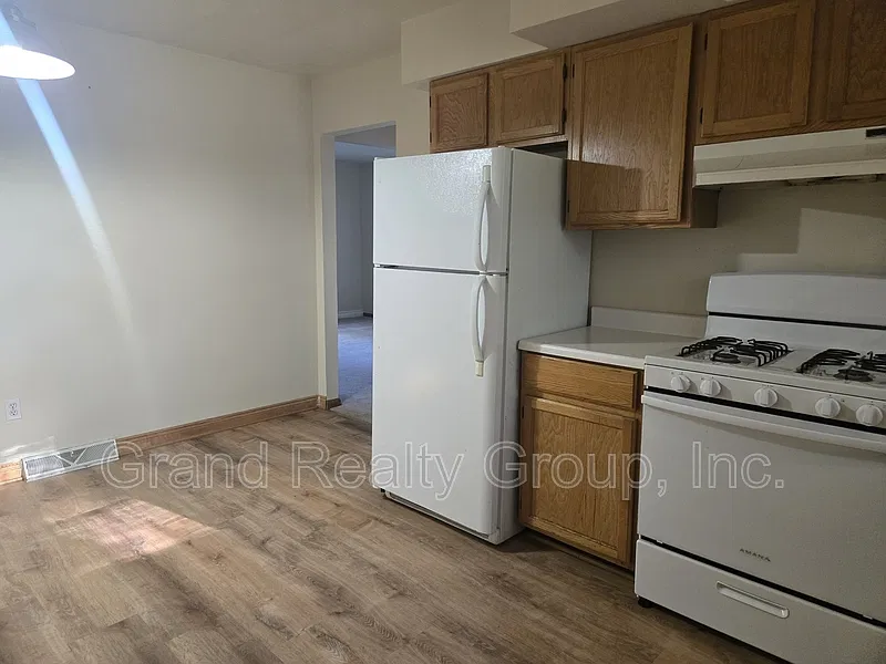 3 bed, 1.0 bath, 1032 sqft, $2,000 — Photo 4