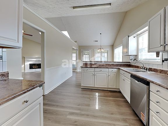 4th image of 2880 Camelot Woods Dr