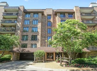 3860 Mission Hills Rd APT 112, Northbrook, IL 60062