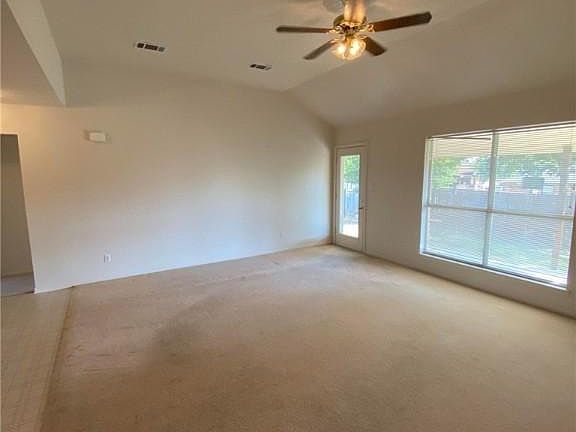 4th image of 109 W Blancas Dr