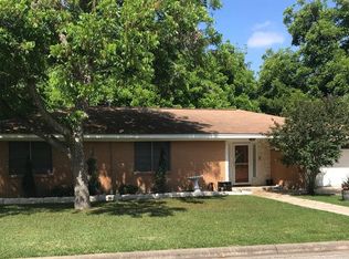 1302 Ledbetter Ln, Brenham, TX 77833