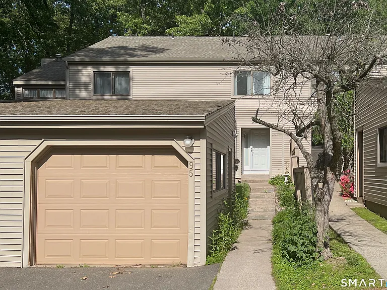 95 Farmington Chase Cres #95 — Photo 2