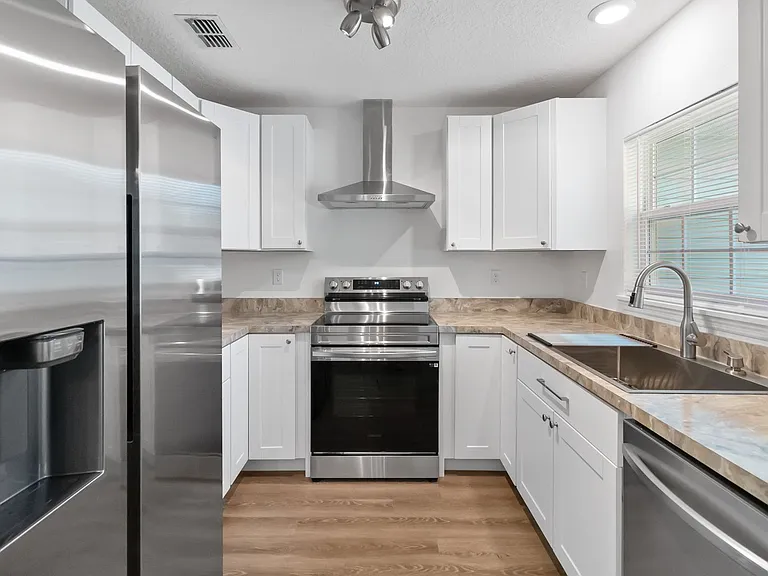 225 Montana Ave — Photo 9