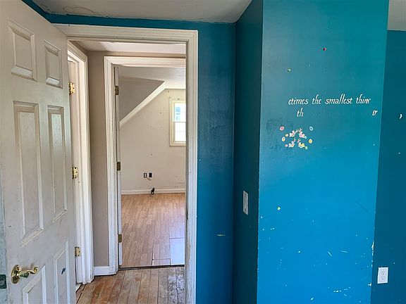 4th image of 158 Jefferson Ave