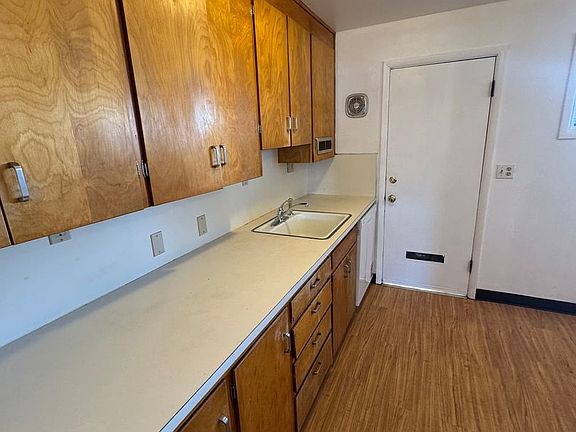 3rd image of 802-806 SE Queen Ave #804